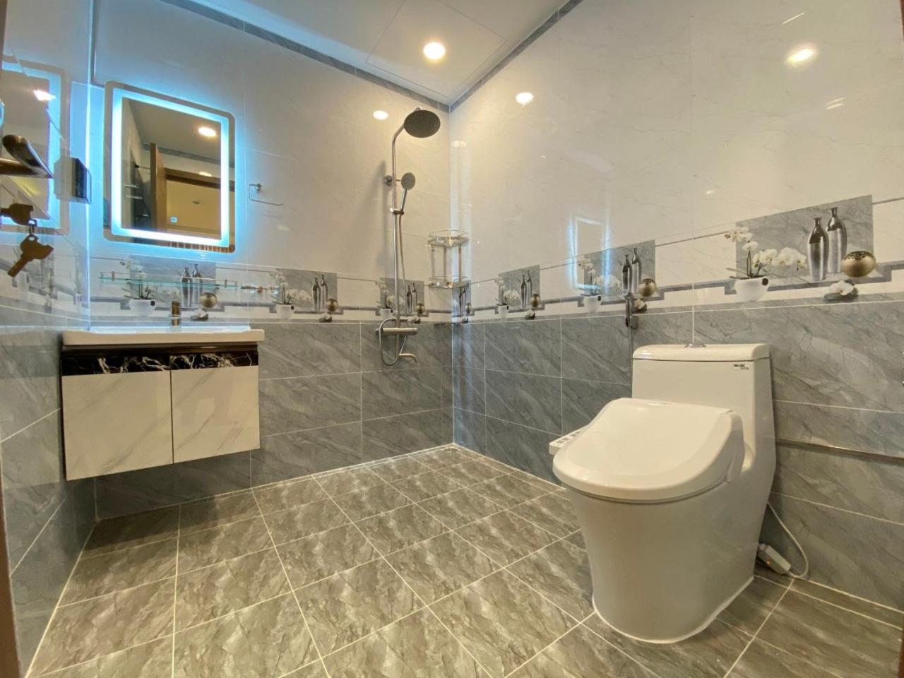 Apartment The Has 2 Bedrooms, 2 Bathrooms, 1 Kitchen, 1 Living Room, 1 Laundry Room, 1 Balcony, 1 Swimming Pool - District 7