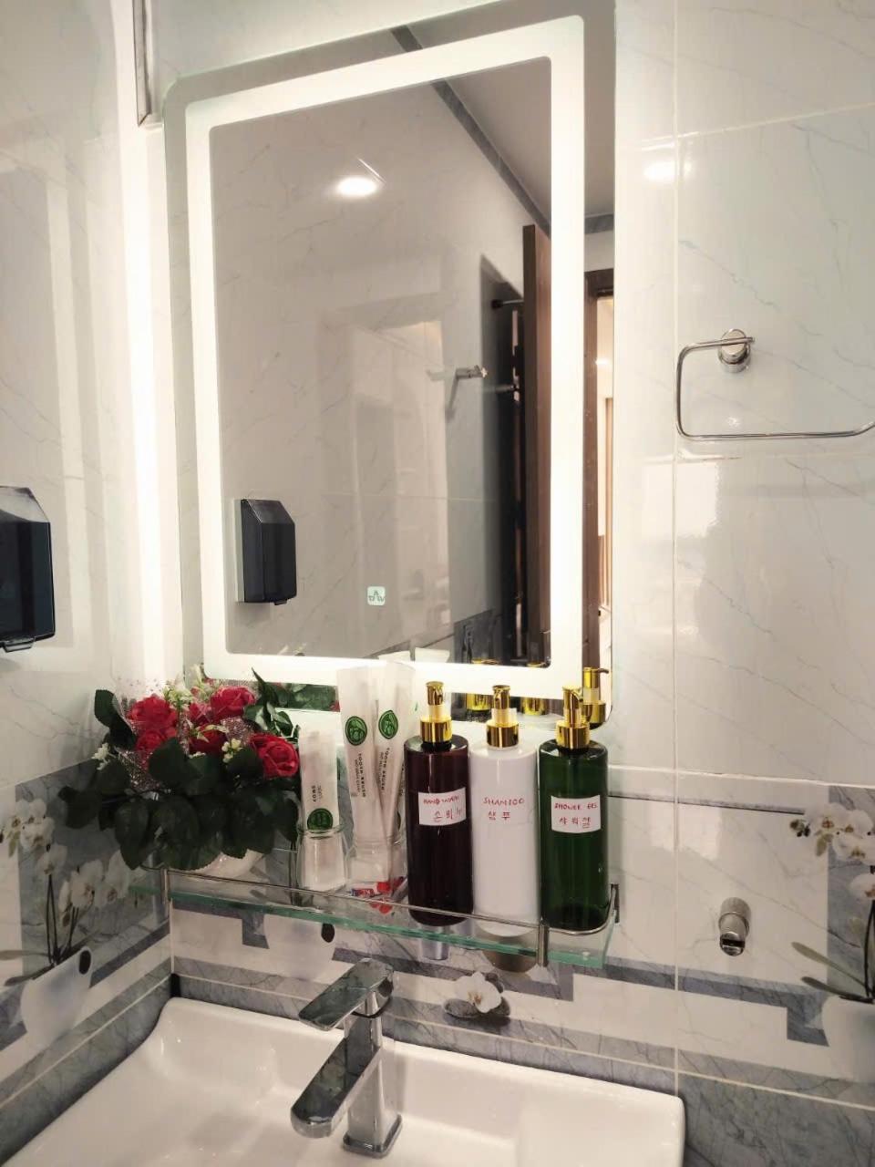 Apartment The Has 2 Bedrooms, 2 Bathrooms, 1 Kitchen, 1 Living Room, 1 Laundry Room, 1 Balcony, 1 Swimming Pool - District 7 *